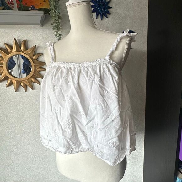 arizona Tops - Arizona Size Medium White Eyelit blouse cropped